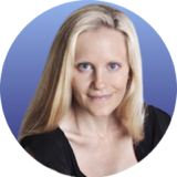 Person reading a book in a calm setting, symbolising the reflective and positive reviews of Pablo Tmoszuk’s headache and migraine book.