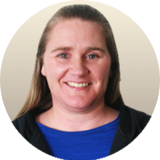 Person reading a book in a calm setting, symbolising the reflective and positive reviews of Pablo Tmoszuk’s headache and migraine book.