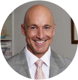 Person reading a book in a calm setting, symbolising the reflective and positive reviews of Pablo Tmoszuk’s headache and migraine book.