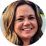 Person reading a book in a calm setting, symbolising the reflective and positive reviews of Pablo Tmoszuk’s headache and migraine book.