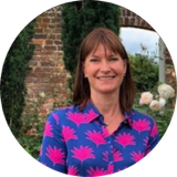 Person reading a book in a calm setting, symbolising the reflective and positive reviews of Pablo Tmoszuk’s headache and migraine book. 